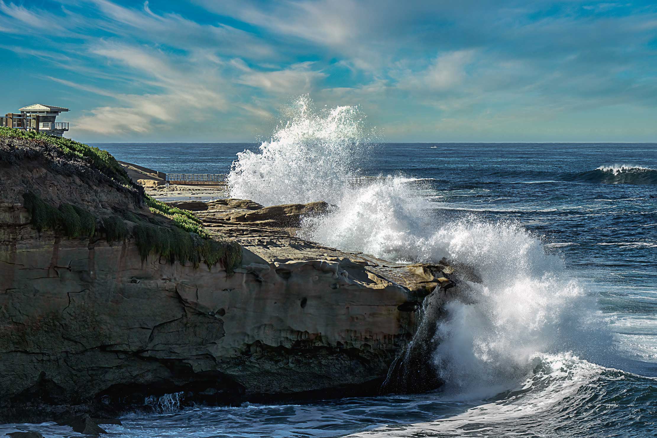 2023-11-28-waves-crashing-on-the-rocky-shoreline-in-la-jolla